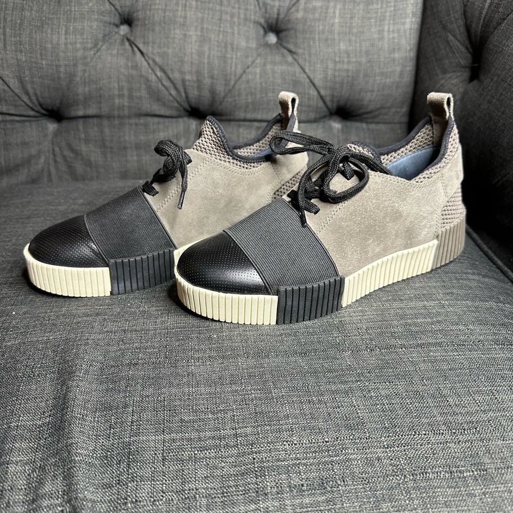 NWOT Marc Fisher Riley Platform Sneaker.  Black and Gray.  Women’s 6